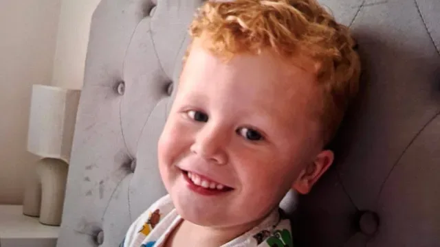 Criança de 3 anos está desaparecida há 24h em Inglaterra. Fugiu de parque