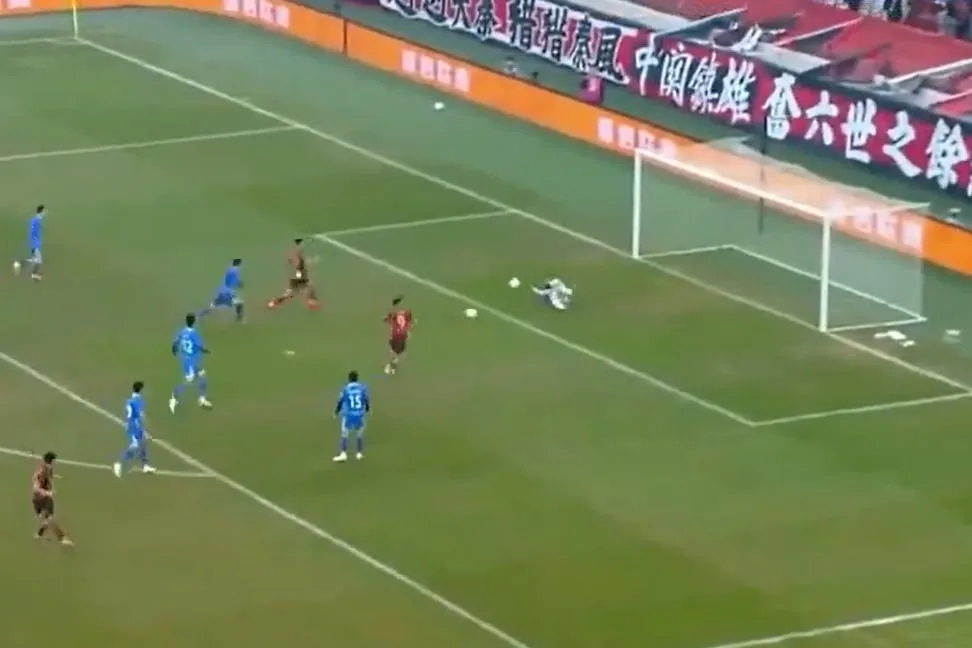 La curiosa conducta antideportiva en el fútbol chino que terminó con ¡dos pelotas adentro de un arco!