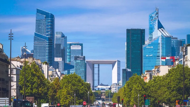 LVMH, L'Oréal, Totalenergies... Du jamais-vu ou presque: 38% des obligations des grandes entreprises françaises sont désormais jugées moins risquées que celles de l'État (18 fois plus qu'il y a 9 mois)