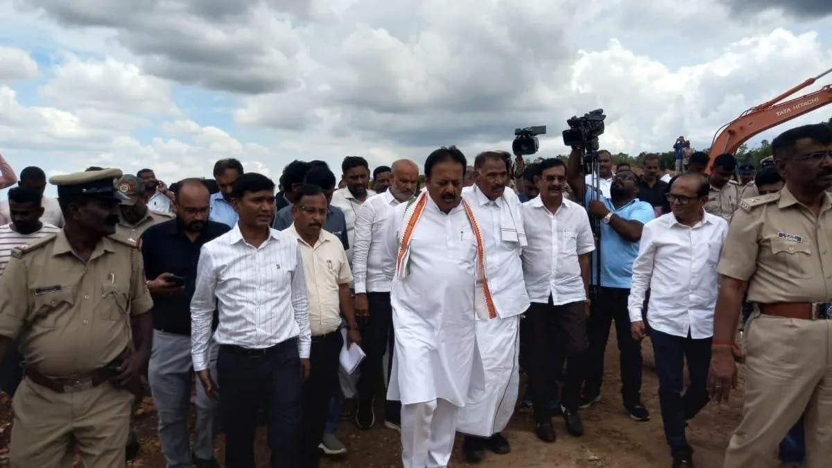 Minister inspects Yettinahole project works, assures completion in two months