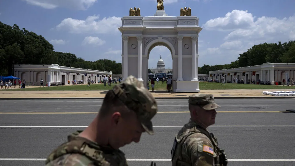 États-Unis: un poste militaire et de l'armement dans l'arc de triomphe de Trump à Washington?