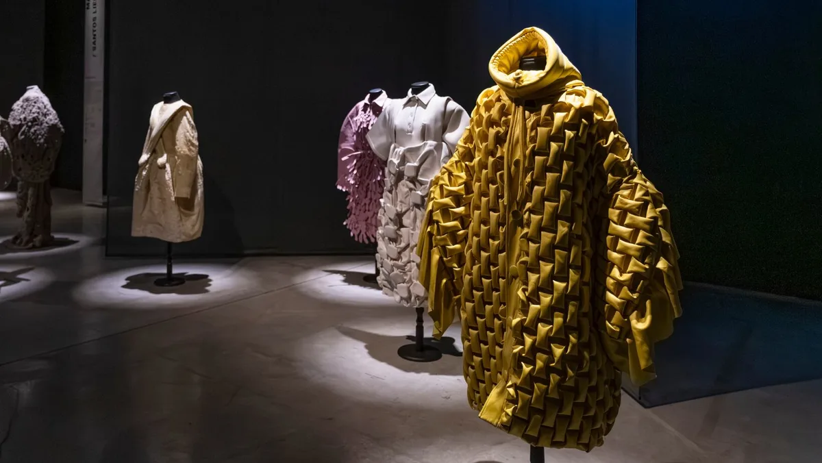 “Vestir mundos”, la nueva muestra del Museo de Arte Moderno con diseñadores que desafiaron las normas de la moda en el siglo XXI