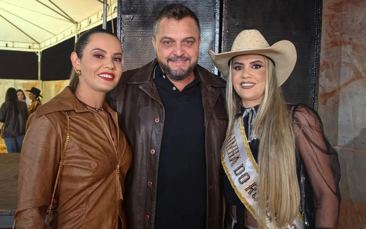 Rainha de rodeio revela que vive em trisal com a irmã gêmea e agricultor