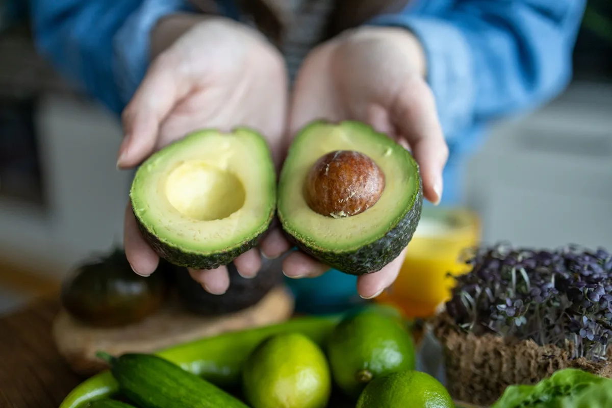 Onde armazenar o abacate verde para a fruta amadurecer rapidamente