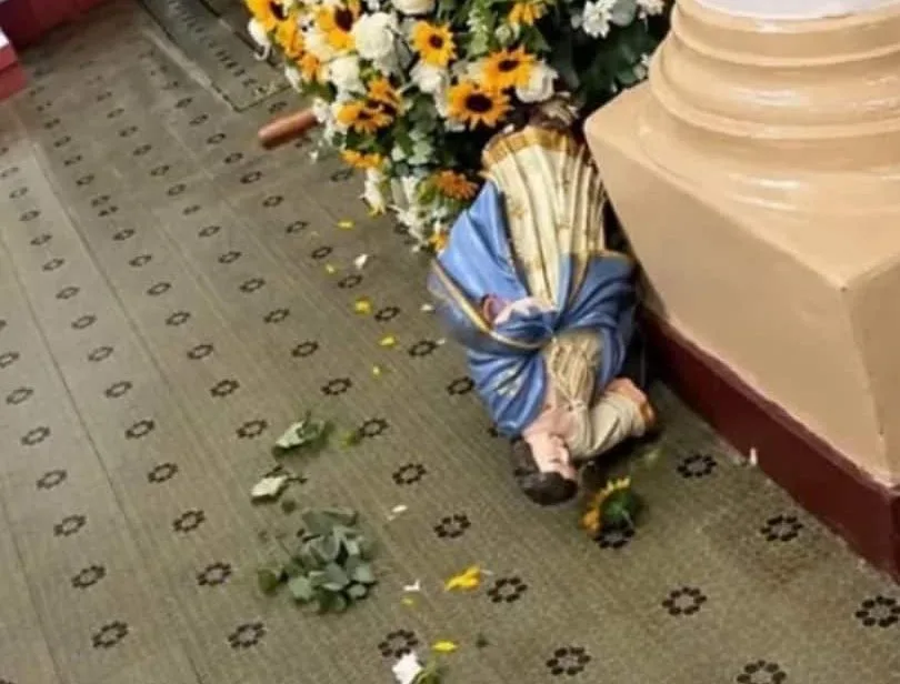 Homem invade igreja, chuta imagem de Nossa Senhora e é preso em Minas Gerais
