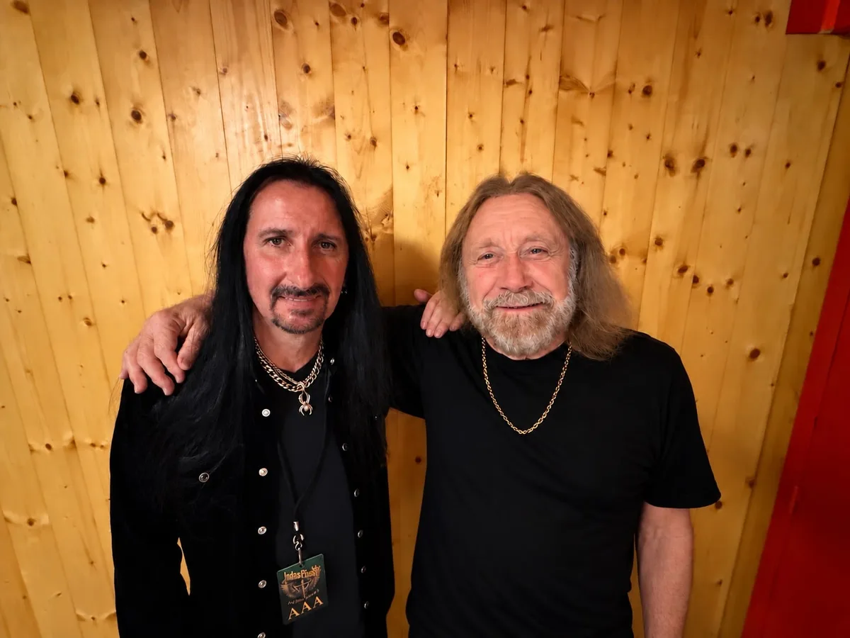 Judas Priest anuncia aposentadoria do baixista Ian Hill, seu membro mais antigo