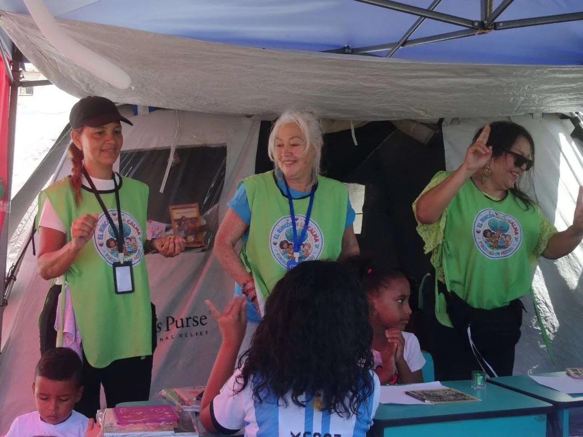 Maestras convierten campamentos de La Guaira en escuelas carpa