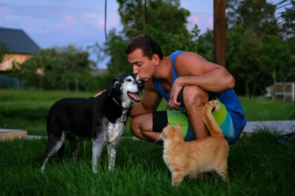 Qué revela el hábito de hablarle a las mascotas como si fueran personas, según la psicología