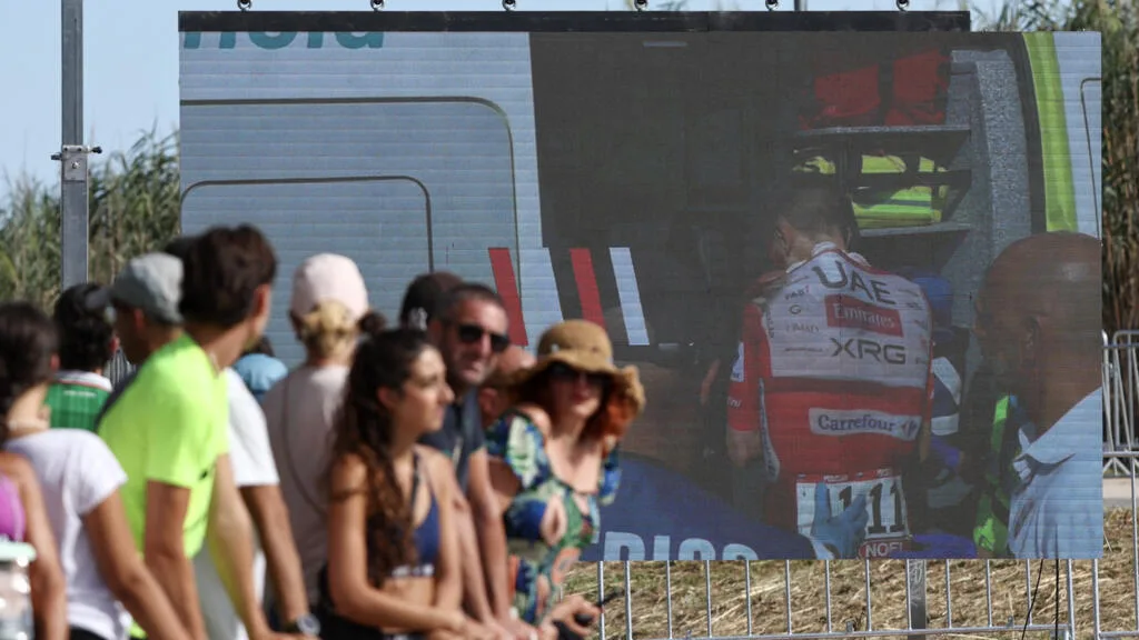 Tour d'Espagne: Tadej Pogacar abandonne après une lourde chute, la course relancée