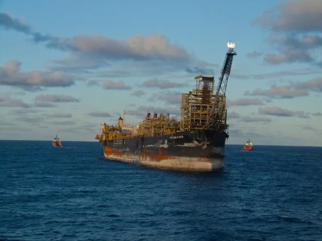 Após décadas em operação, gigante de 45 mil toneladas da Petrobras ganha novo destino no RS