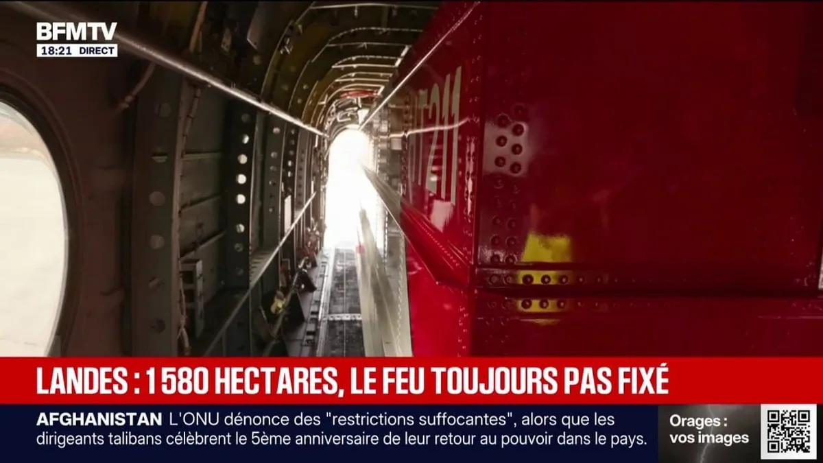 Incendie dans les Landes: les équipes de BFMTV ont pu monter à bord du chinook australien