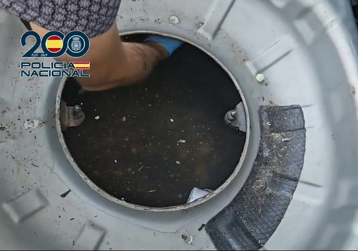 La Policía sorprende a dos hombres mientras ocultaban diez kilos de coca en un compartimento secreto de un coche