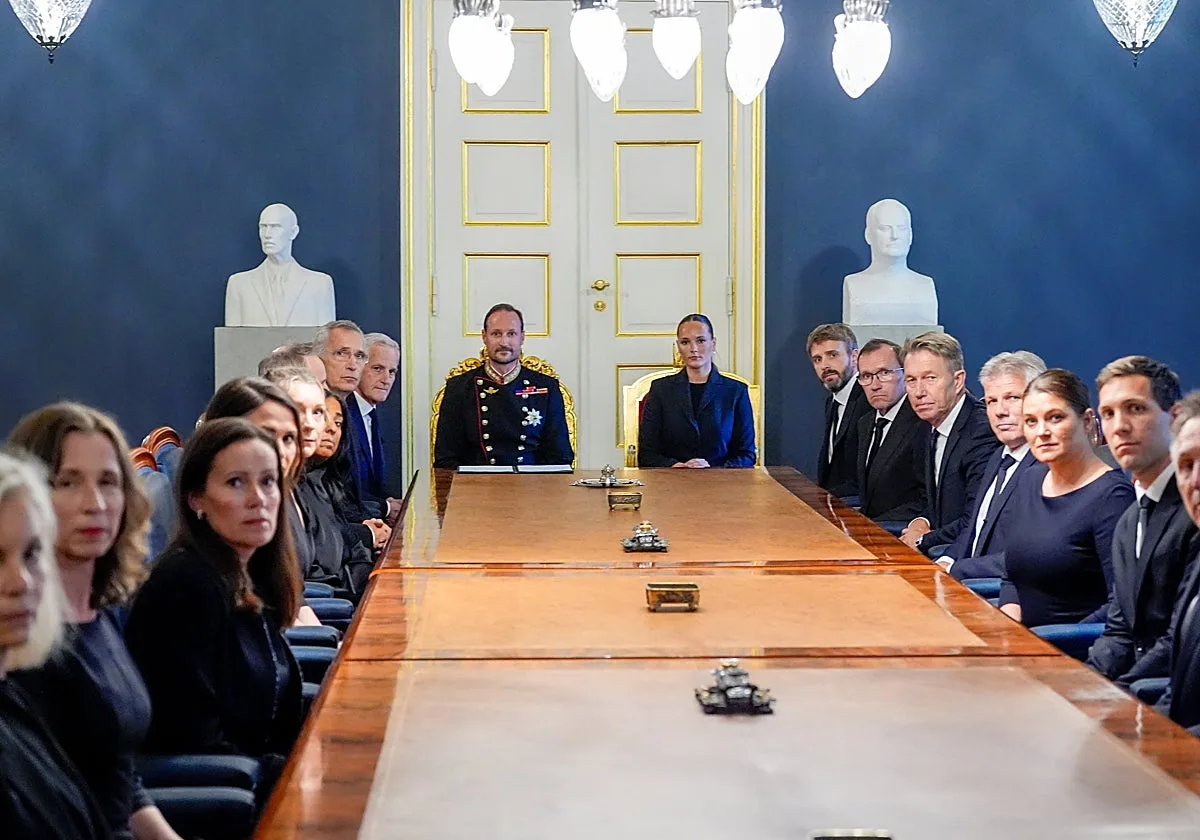 Primera imagen de Haakon como Rey de Noruega: junto a su hija Ingrid y sin Mette-Marit