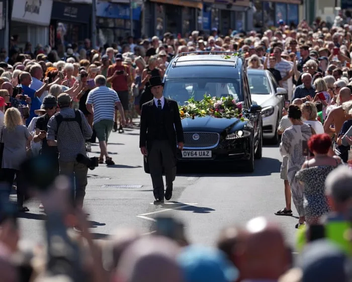 Thousands of Bonnie Tyler fans gather to pay respects as coffin brought home