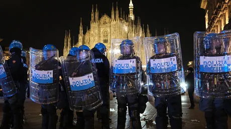 Protesters clash with police in downtown Milan (VIDEOS)