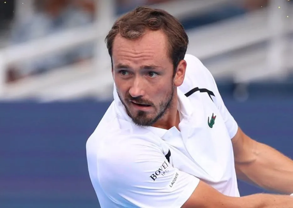 Medvedev anota 100ª vitória em Masters no piso sintético
