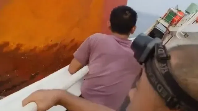 Cargueiro colide com barco de pesca chinês em Singapura. Há vídeo