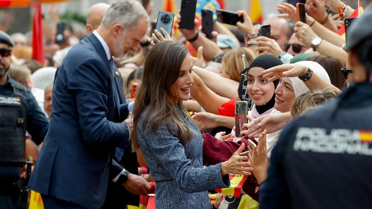 Cariño en masa en Ceuta: los Reyes, volcados con los ciudadanos durante más de media hora de selfies, abrazos y entrega absoluta