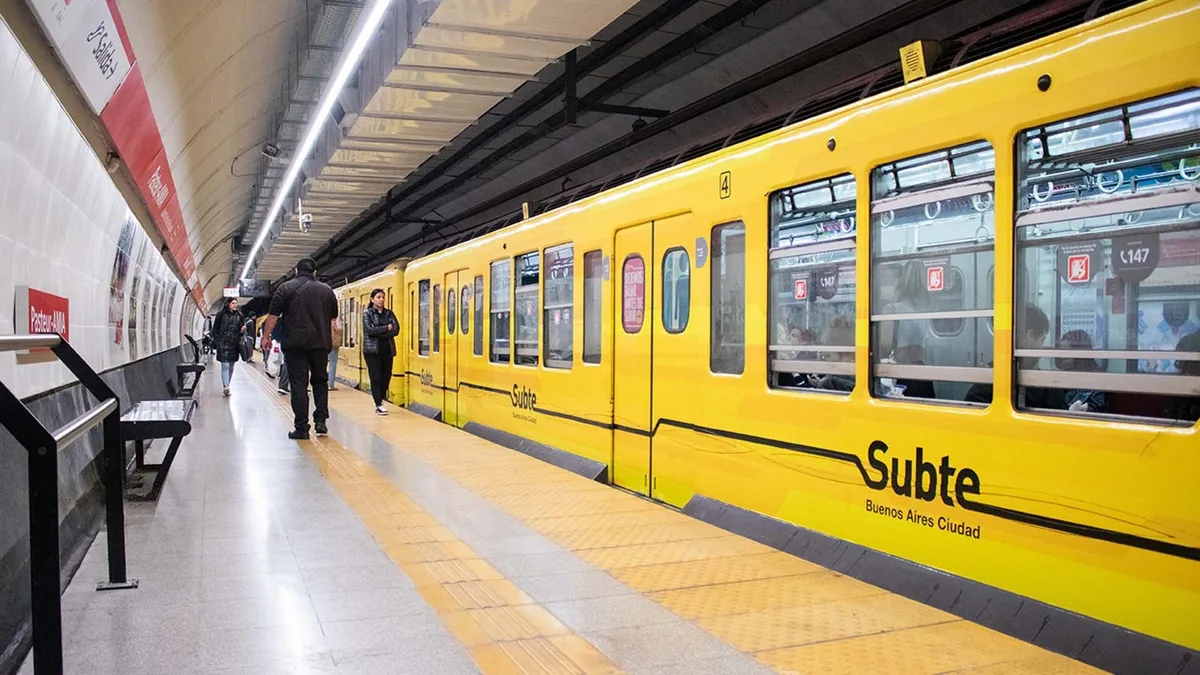 En medio de un tumulto, cayó al andén cuando bajaba del subte y ahora la Justicia ordenó indemnizarlo