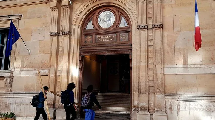 L'École normale supérieure est-elle sous influence ?