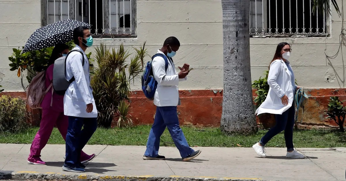Médicos cubanos "for export": Uruguay modifica un convenio con Cuba y ahora pagará directamente a los profesionales