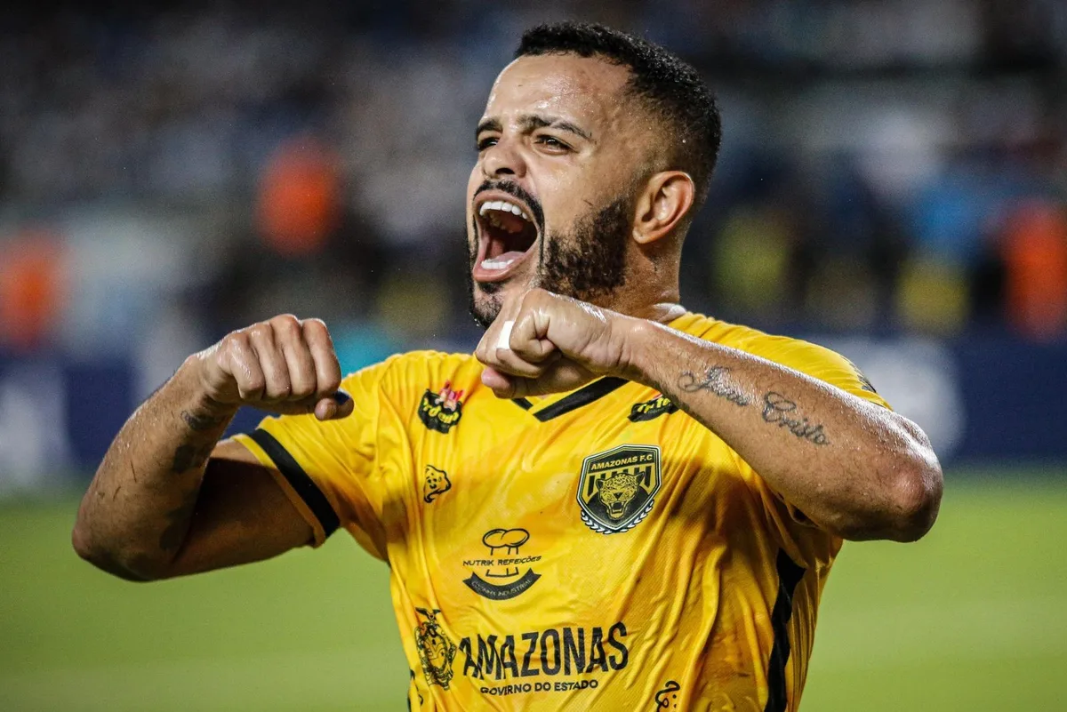 Em meio à crise, Tavares aguarda reunião e fala em família e futuro no Amazonas: "Eu amo esse clube"