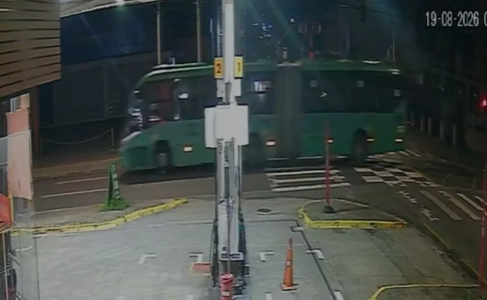 Vídeo impressionante mostra motociclista batendo forte contra ônibus em Curitiba; vítima ficou em estado grave