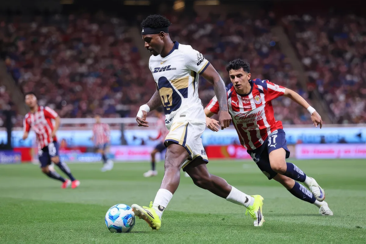 ¿Pedro Vite merece un castigo? La polémica por su actitud durante el Himno Nacional en Chivas vs. Pumas