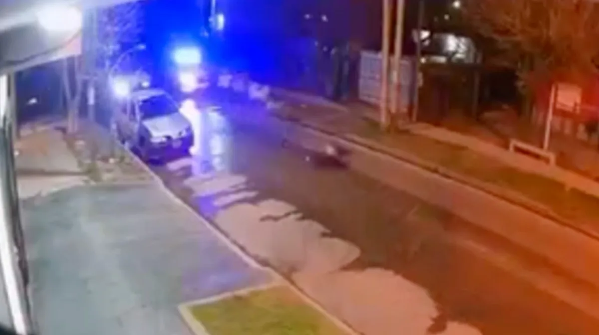 Persecución fatal en La Matanza: dos hombres iban en una moto robada, chocaron con un patrullero y uno murió