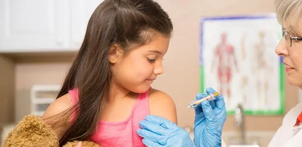 Dia D da vacinação de crianças e adolescentes ocorre amanhã em todo o país