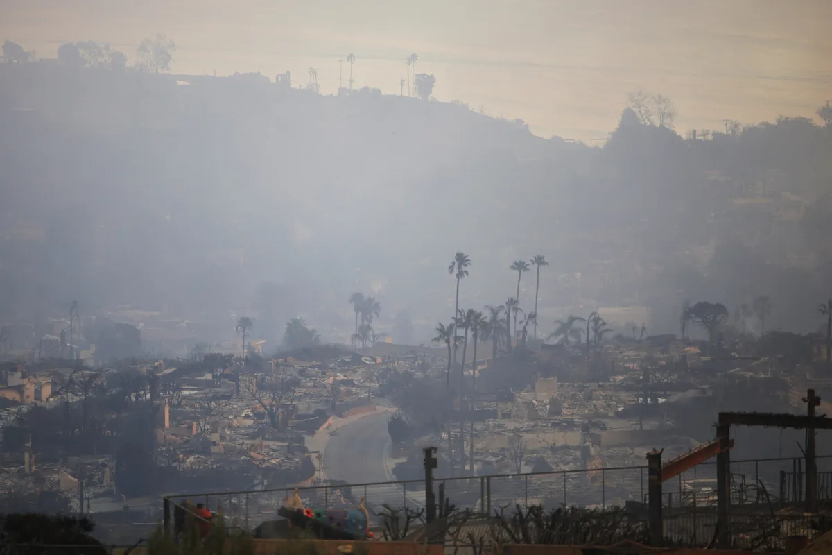Un informe reveló que Los Ángeles no tenía un plan coordinado para recuperarse de los incendios de 2025