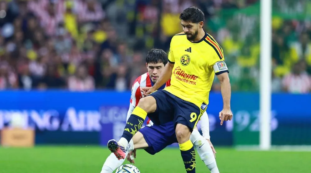 ¡No le gustó nada! Henry Martín hace berrinche tras ser sustituido en el Clásico Nacional
