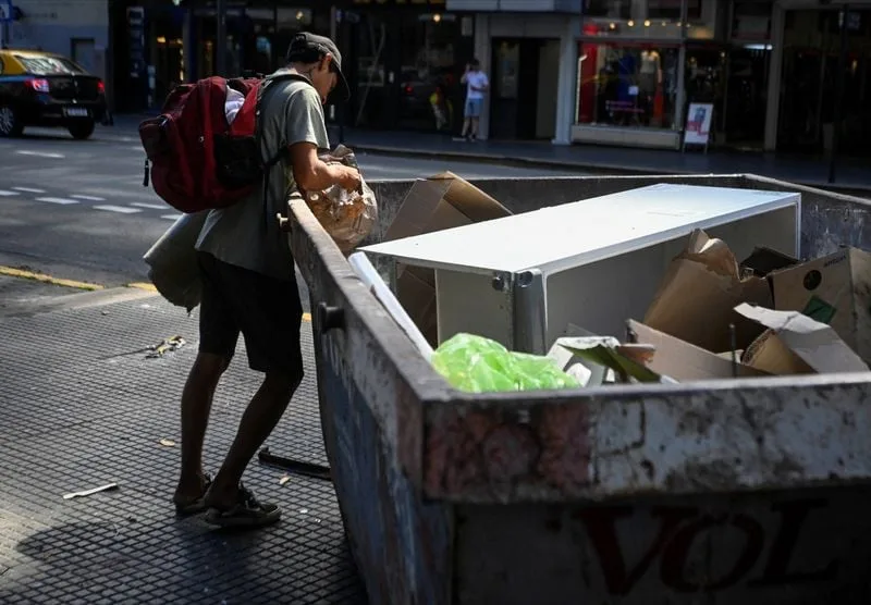 El descenso más acelerado de la inflación ayudaría a revertir en los próximos meses el repunte de la pobreza