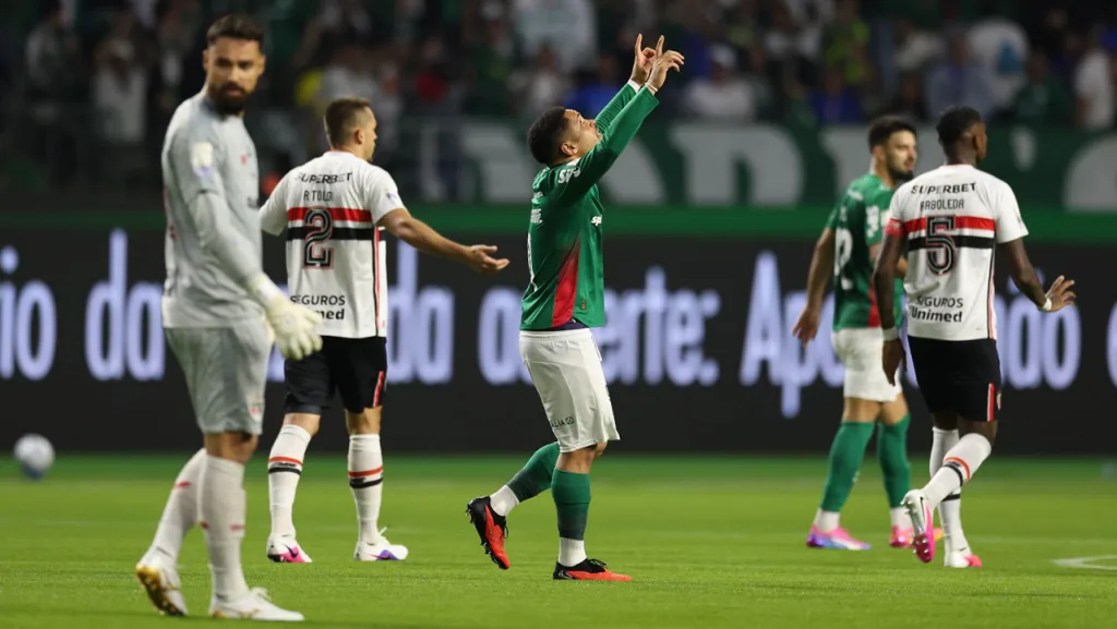 Vitor Roque marca, Palmeiras bate o São Paulo e retoma a liderança