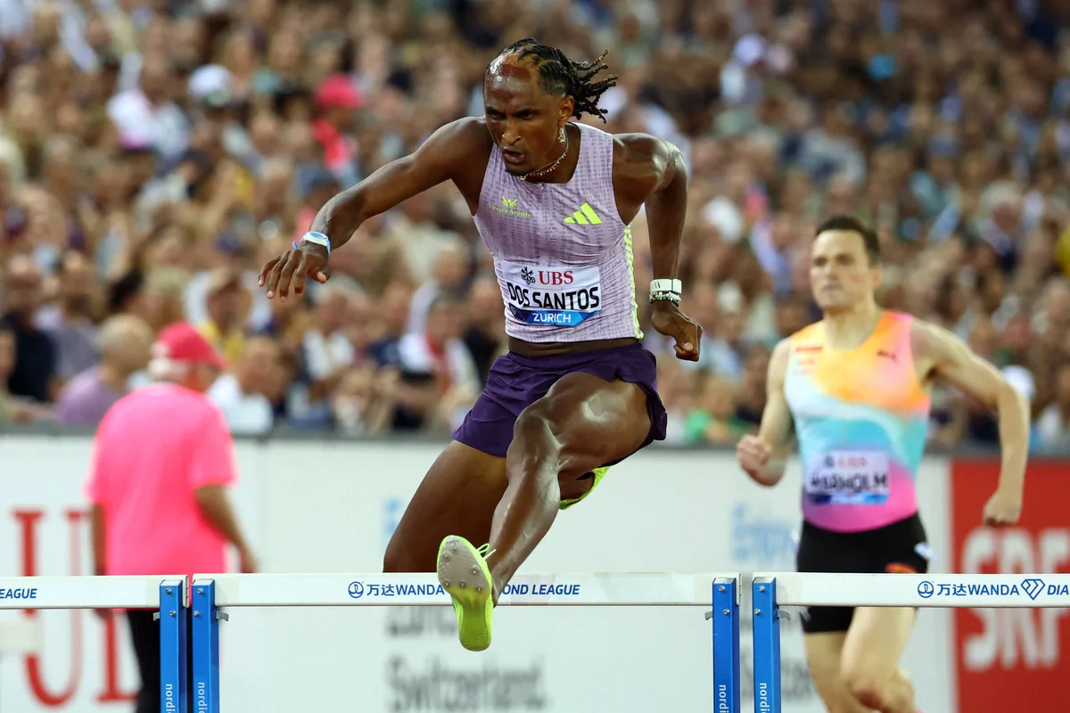 Segundo lugar após primeira barreira, Alison atropela Warholm por recorde