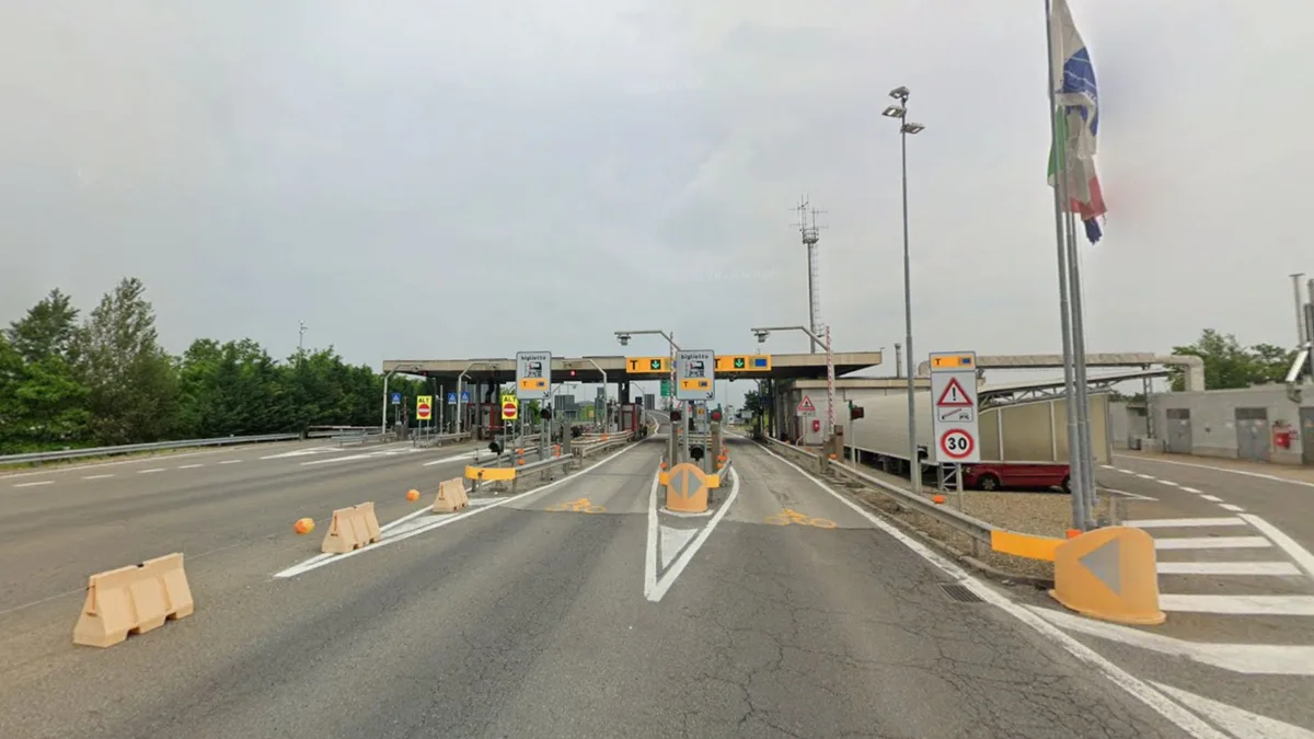 Un hombre de 31 años muere durante un trayecto en coche y su familia no se da cuenta hasta 100 kilómetros después en un peaje