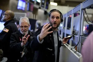 Futuros de NY caem com petróleo acima de US$ 102 e novos alertas sobre IA