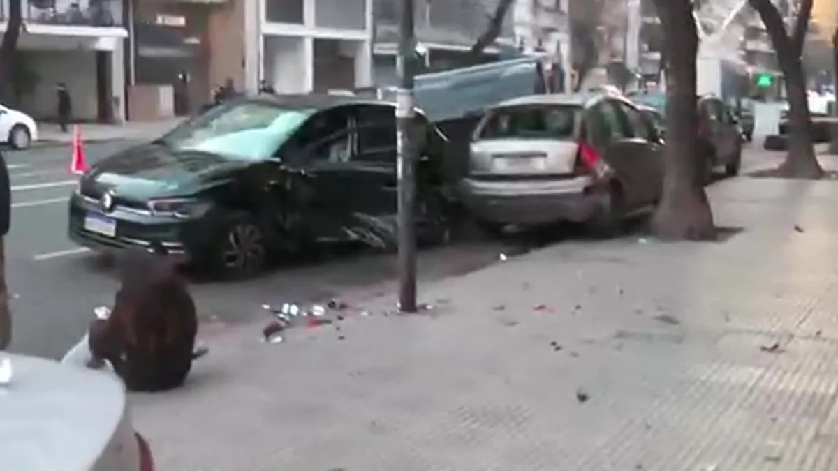 Choque múltiple en Almagro: manejaba alcoholizado, cruzó con el semáforo en rojo y embistió a un auto de aplicación
