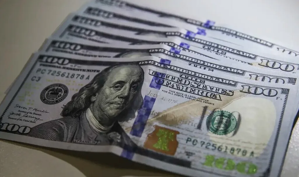Dólar cai a R$ 5,13 e bolsa avança 1,55% com petróleo em queda