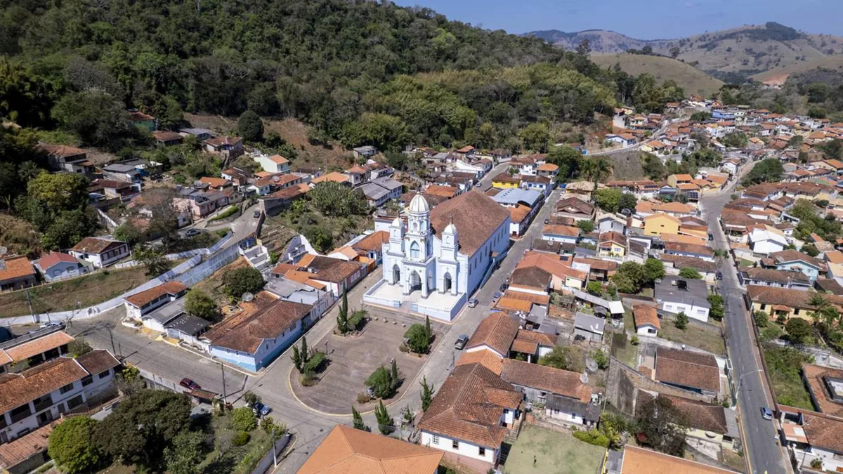 Eleita o destino mais acolhedor do Brasil pela Booking.com: a cidade paulista da Serra da Mantiqueira que voltou à lista dos dez em 2026 e guarda uma parede de granito de 340 metros