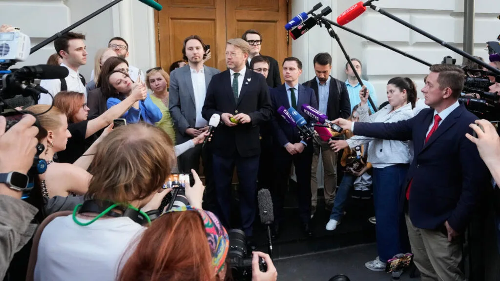Conheça o Iabloko, único partido antiguerra que tenta desafiar Vladimir Putin na Rússia