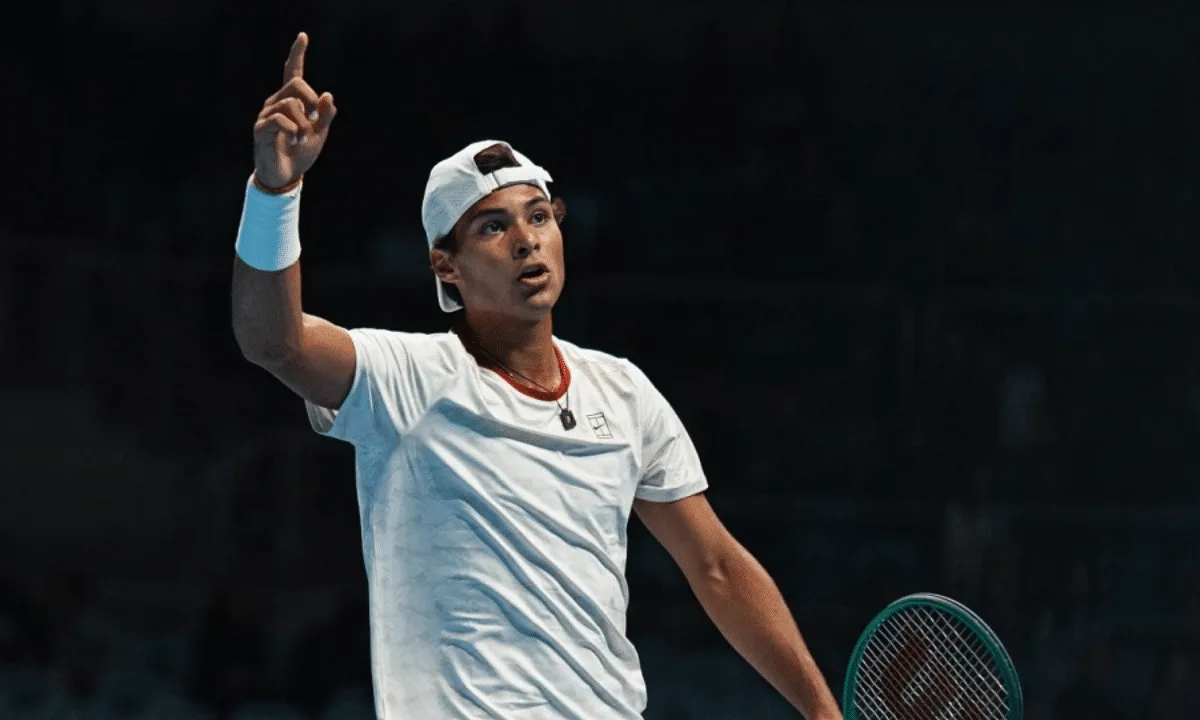 Guto Miguel bate estadunidense e vai à semifinal inédita em Kingston