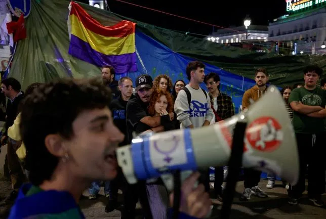 Crise du logement : à Madrid, au campement de la Puerta del Sol, colère, télétravail et plans d’amour