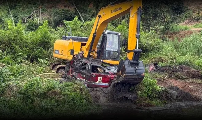 Carro levado por enchente é encontrado após quase cinco anos na Bahia