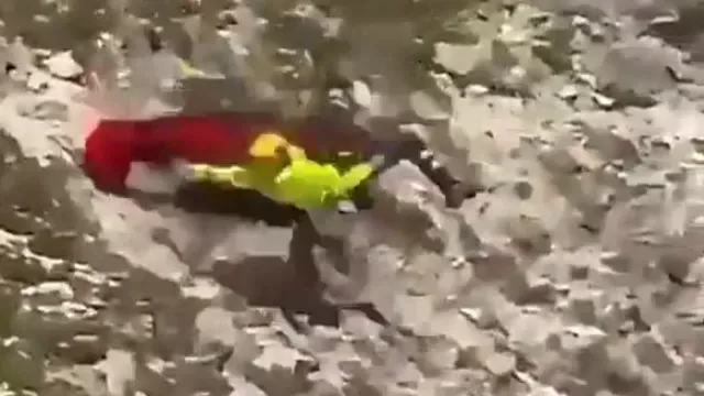 Paramédica ferida após cair durante resgate nas Dolomitas. Há vídeo