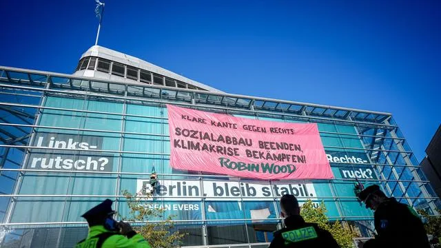 Konrad-Adenauer-Haus: Kletter-Protest von Aktivisten an CDU-Zentrale in Berlin