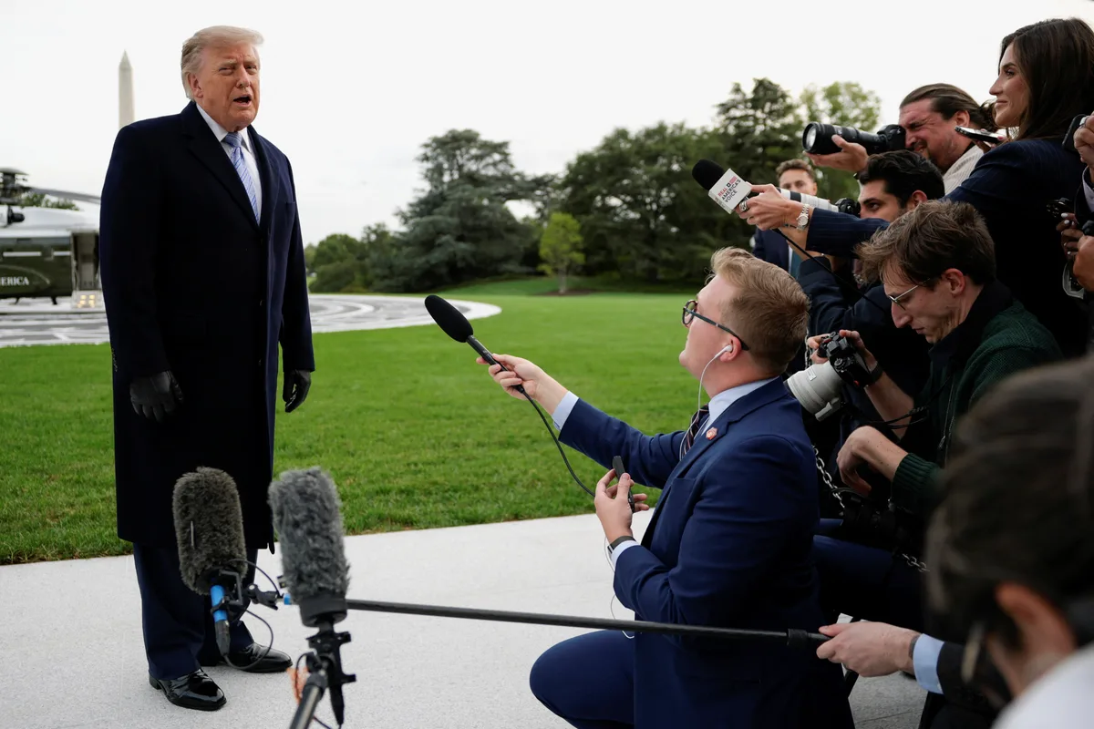 Jornalistas voltam a ser barrados na Casa Branca após Justiça determinar que Trump libere acesso