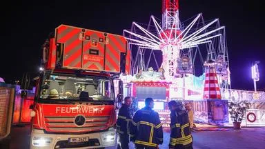 Fahrgäste sitzen in Kettenkarussell fest