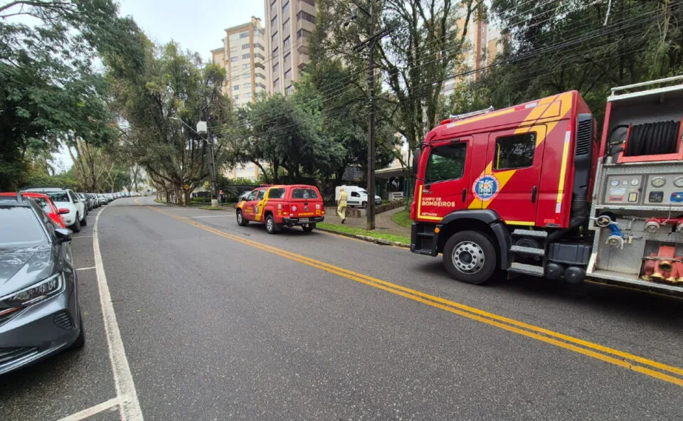 Princípio de incêndio em elevador de cobertura no Ahú assusta moradores e mobiliza bombeiros