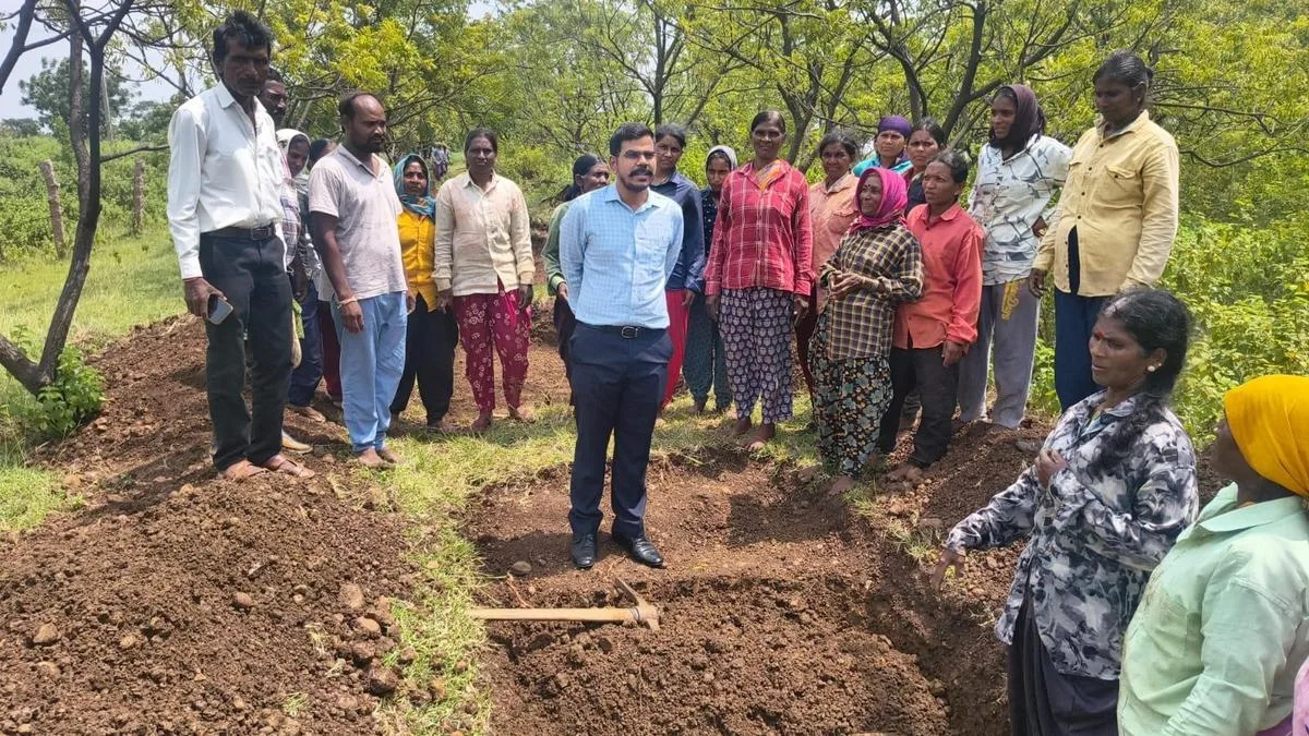 Bidar ZP CEO reviews Continuous Contour Trenches work under VB-G RAM G at Chambol village